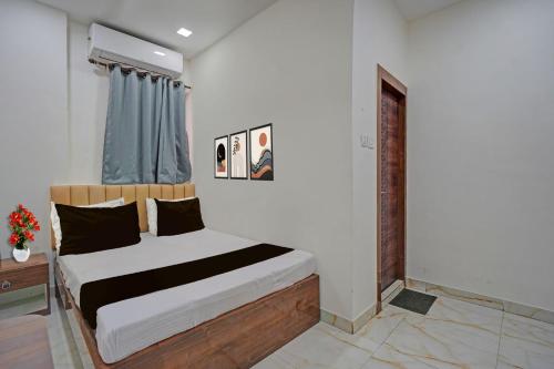a bedroom with a bed in a room at Super Collection O Dalhousie Square Kolkata Formerly G.N Palace in Calcutta Bara Bazar