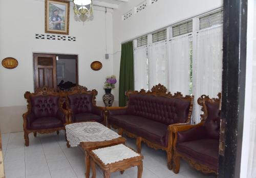 a living room with couches and a coffee table at Maya Sari Cottage Pandai Sikek in Kotabaru