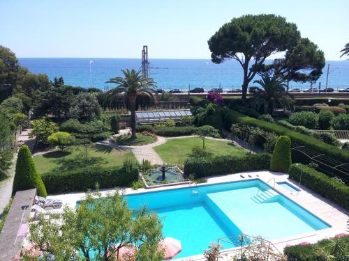 an overhead view of a swimming pool and the ocean at Villa Belle Rive in Cannes