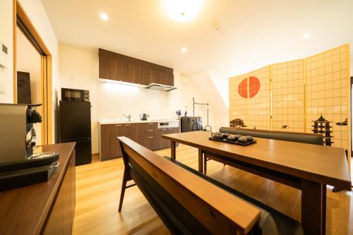 夏様八雲莊 5 minutes from Kyoto Nijo Station,Entire Kyomachiya with courtyard,Sleeps 8,Comfortable option with two bathrooms