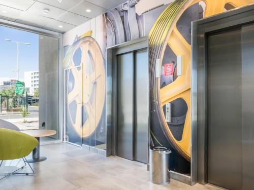 an office lobby with a large wall with a large mirror at ibis Calama in Calama