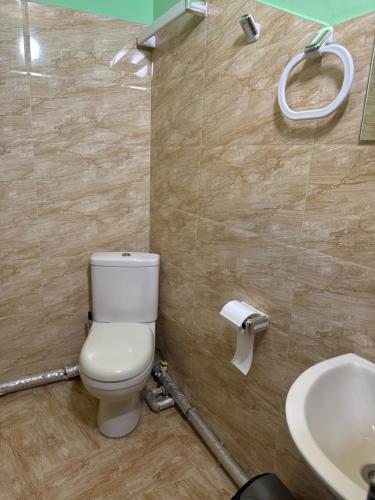 ein Badezimmer mit Toilette und Waschbecken in der Unterkunft SADA Guesthouse in Wardsia