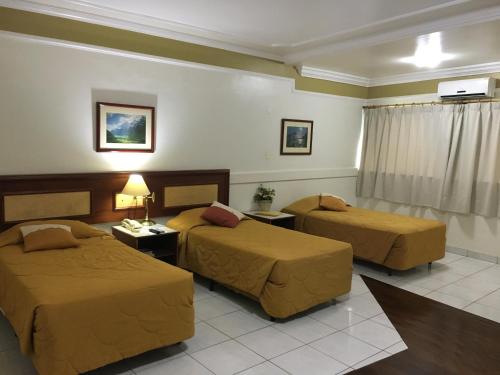 Un pat sau paturi într-o cameră la Tamareiras Park Hotel