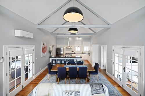 a dining room with a table and chairs at Roseberne Cottage, Luxury in the CBD! in Bathurst