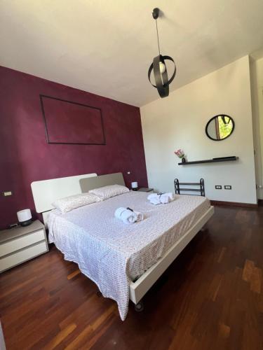 a bedroom with a bed with two towels on it at Ponsy Dream - Firenze, Pisa, Livorno in Ponsacco