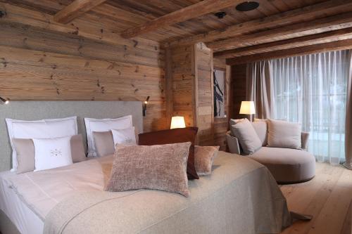 Кровать или кровати в номере SEVERIN*S – The Alpine Retreat