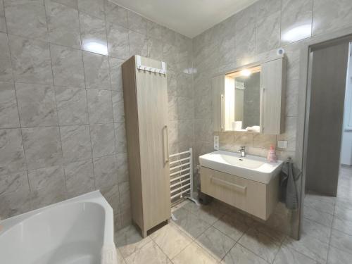 a bathroom with a tub and a sink and a bath tub at Apartmán Kurdějov in Hustopeče