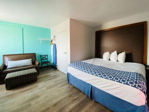 a hotel room with a large bed and a couch at Rodeway Inn Old Town Scottsdale in Scottsdale