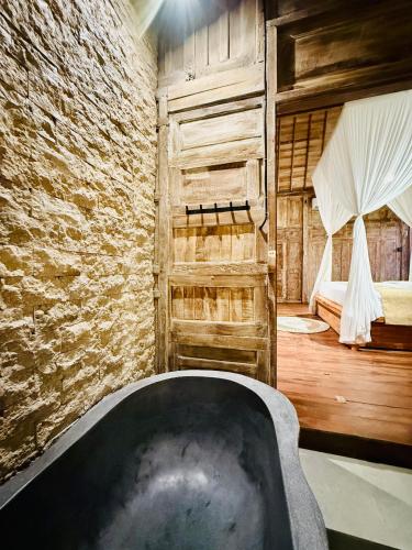 a bathroom with a bath tub in a room at Sunshine dijoglo villa in Ubud