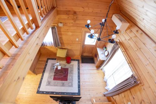 an overhead view of a room in a cabin with two windows at Mtd大分天ヶ瀬 in Hita