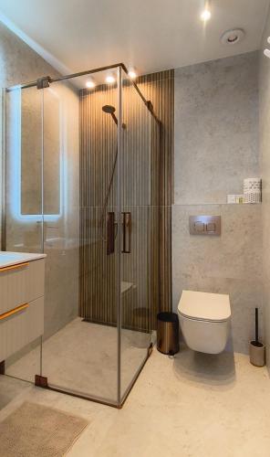 a bathroom with a shower and a toilet at Pensjonat Kotwica in Kuźnica