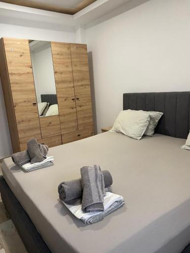 ein Schlafzimmer mit einem Bett, auf dem Handtücher liegen in der Unterkunft Jozy in Peraia