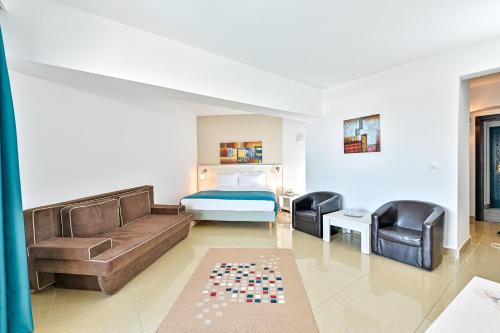 a living room with a couch and a bed at Hotel Ambasador Mamaia in Mamaia