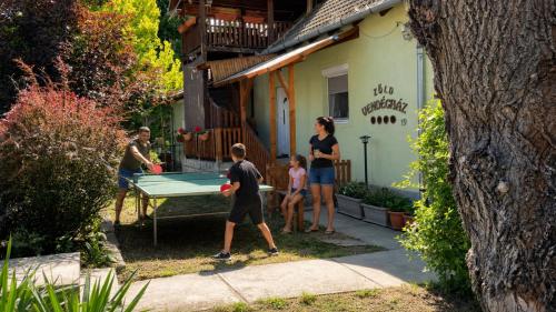 a group of people playing ping pong in a yard at Zöld Vendégház in Csernely