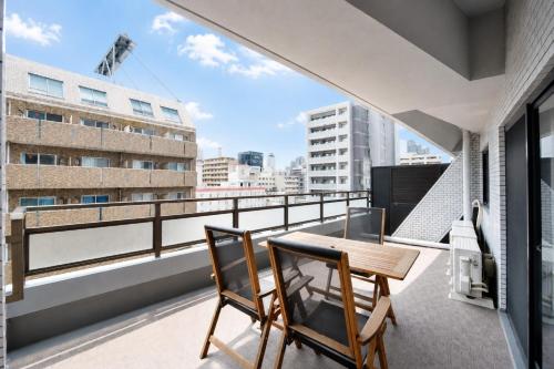Room 701 Large 3LDK 98sqm Near Namba Big Balcony Ideal for Groups and Long Stay