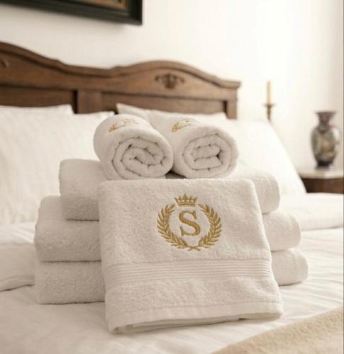 a pile of towels sitting on top of a bed at Pałac Przybyszewo in Przybyszewo