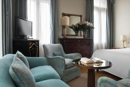 a hotel room with a bed and chairs and a table at Hotel Villa Cipriani in Asolo