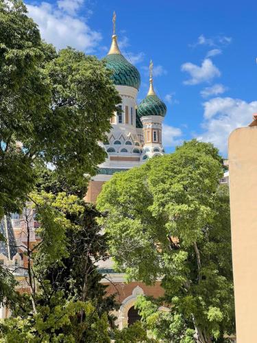 Studio chaleureux proche de l'Église russe