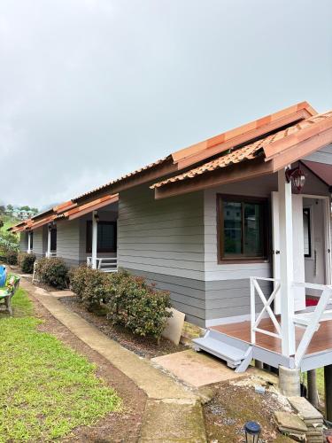 a small house with a porch and a deck at บ้านพักสมพงศ์ภูทับเบิก in Ban Maeo Thap Boek