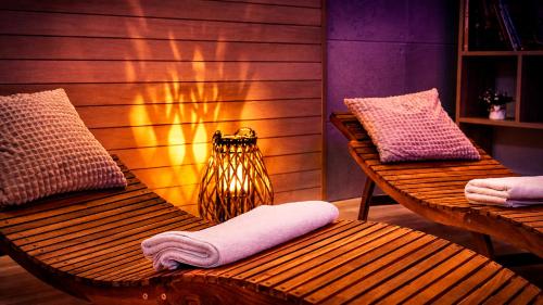 a room with two benches and a fire place at Pensjonat Irena in Muszyna