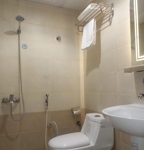 a bathroom with a shower and a toilet and a sink at شقق نزل التوت للشقق المخدومة in Al Kharj