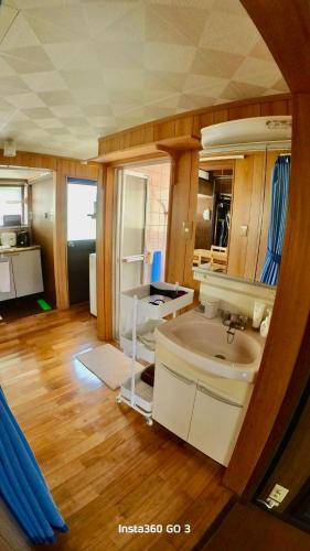 a bathroom with a sink and a mirror at 陽だまりハウス in Hiroshima