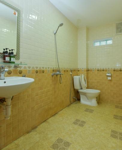 a bathroom with a sink and a toilet at Daisy Queen Village Ba Vì in Yên Cư