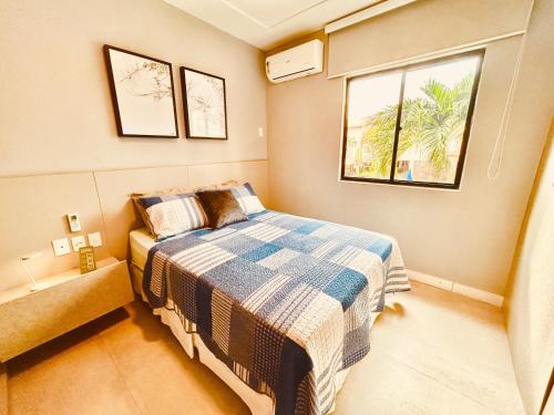 a bedroom with a bed and a window at Studio Completo a 2min da Praia e Beach Park in Aquiraz
