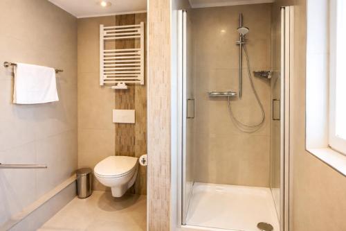 a bathroom with a shower and a toilet at Elbgalerie Hotel in Hamburg