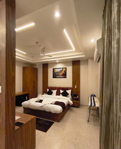 a bedroom with a large bed in a room at G RAK HOTELs in Etah