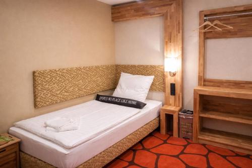 a small bedroom with a bed in a room at Elbgalerie Hotel in Hamburg