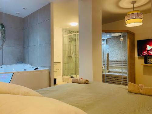 Suite Émeraude - Romance avec Spa Privé - 402
