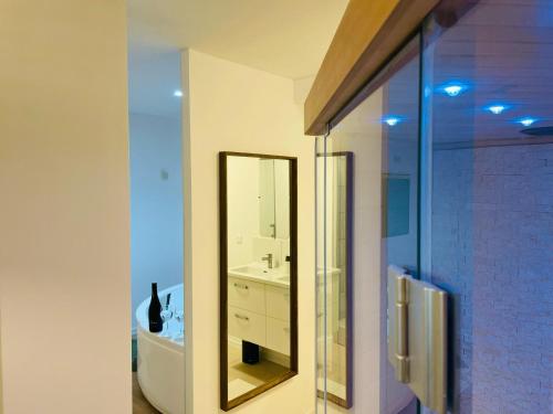Suite Émeraude - Romance avec Spa Privé - 402