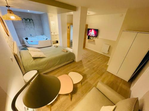 Suite Émeraude - Romance avec Spa Privé - 402