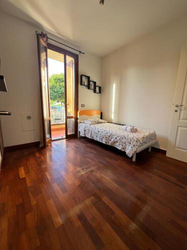 a bedroom with a bed and a wooden floor at Ponsy Dream - Firenze, Pisa, Livorno in Ponsacco