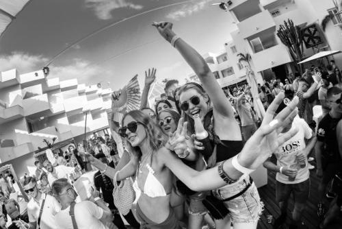 Eine Gruppe von Menschen steht vor einer Menschenmenge in der Unterkunft Apartamentos Bora Bora - Adults Only in Playa d'en Bossa