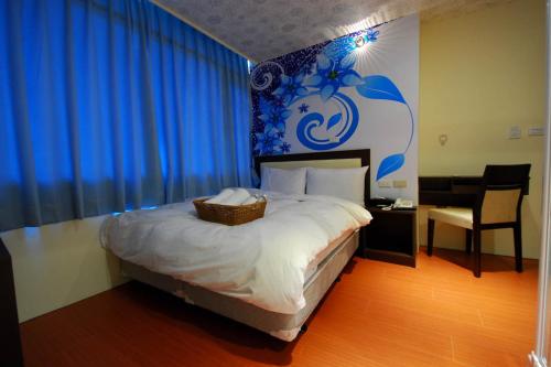 1 dormitorio con 1 cama con cortinas azules y silla en Happiness Inn, en Taipéi