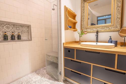a bathroom with a sink and a mirror at Me & U - הווילה שלי בכנרת in Tel Kazir