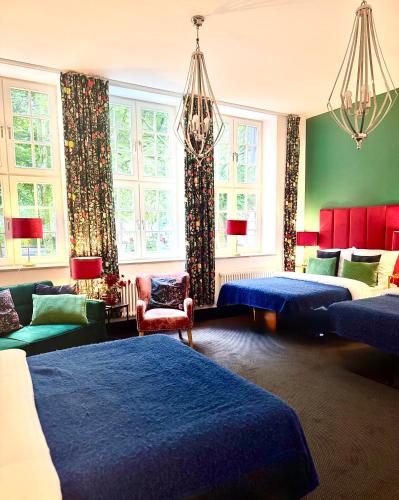 a bedroom with two beds and a chandelier at Sleephotels Suite Garde in Hamburg