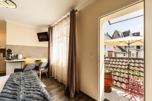 a room with a bed and a window and a kitchen at Fewo Zum Malerwinkel - Rüdesheim in Rüdesheim am Rhein