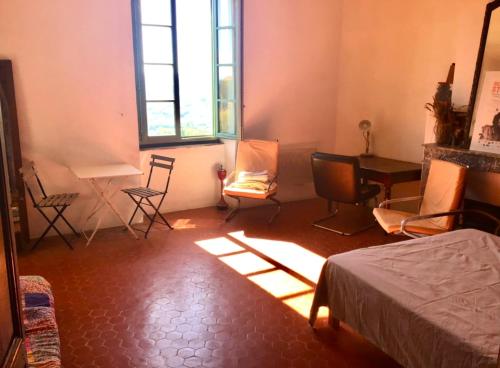 a room with a bed and a table and chairs at Beautiful studio with a beautiful view in Lurs