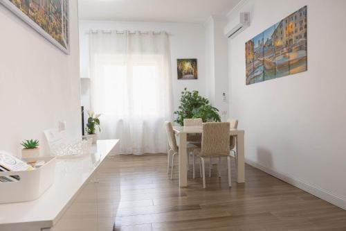 a kitchen and dining room with a table and chairs at Aura Station Ciampino 'Roma, StazioneFS, Aeroporto' in Ciampino