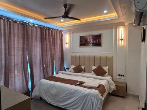 a bedroom with a large bed and a ceiling at hotel elite inn in Greater Noida