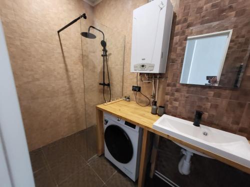 a bathroom with a washing machine and a sink at Keskallee Charm in Kohtla-Järve