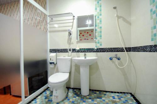 Happiness Inn في تايبيه: حمام مع مرحاض ومغسلة