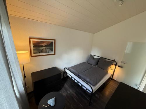 a small room with a bed and a lamp at Ferienhaus Burbach in Burbach