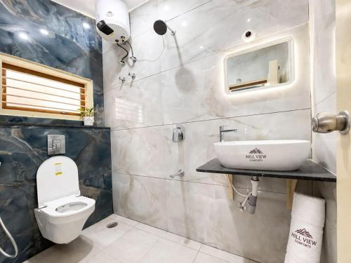 ein Badezimmer mit Waschbecken und Toilette in der Unterkunft Hill View Comforts in Mysore