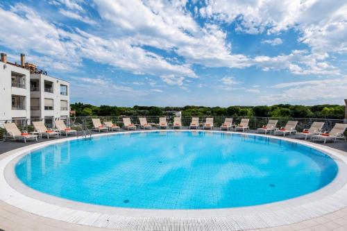 a large swimming pool on the roof of a hotel at Ca'vio Beach Pool in Cavallino-Treporti