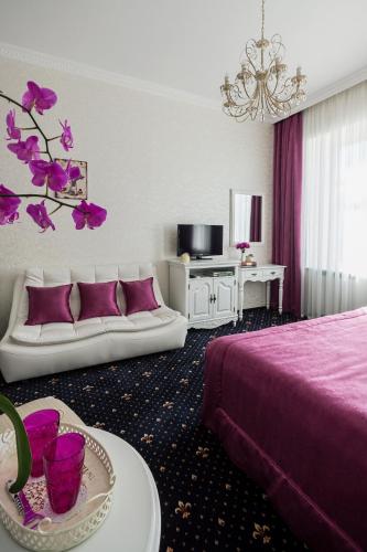 Televisyen dan/atau pusat hiburan di Gostiny Dvor Hotel
