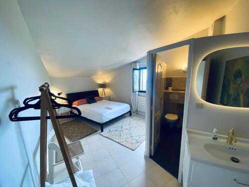 a small room with a bed and a bathroom at Casa Altura in Coti-Chiavari